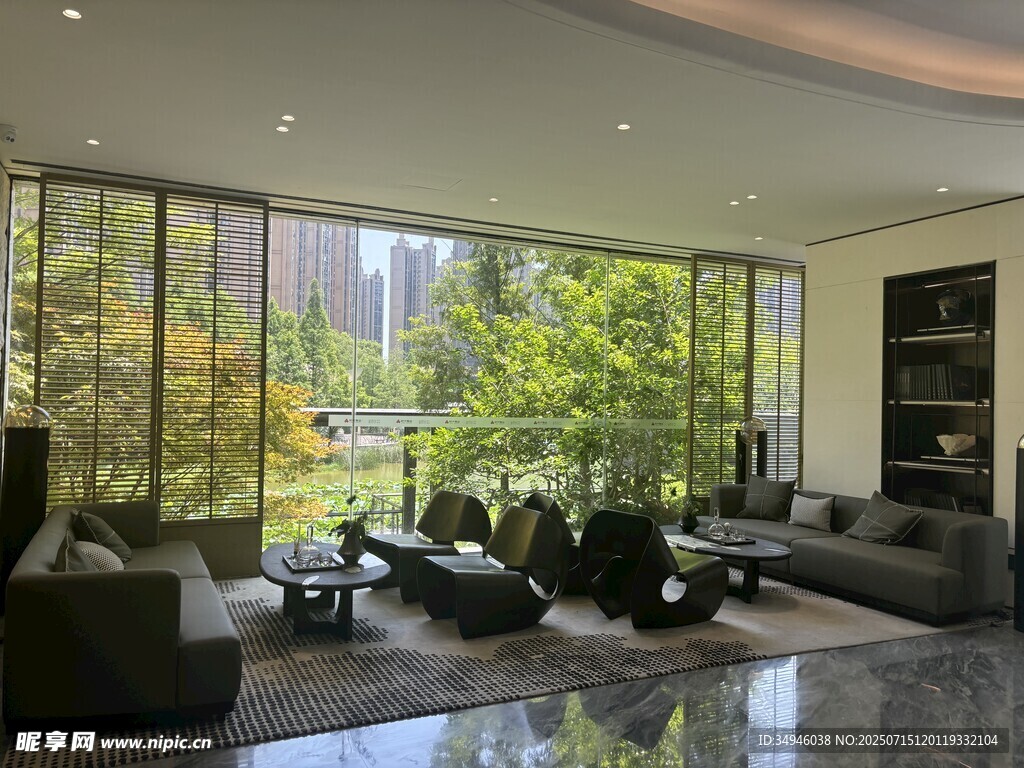 现代宽敞客厅与窗外绿意