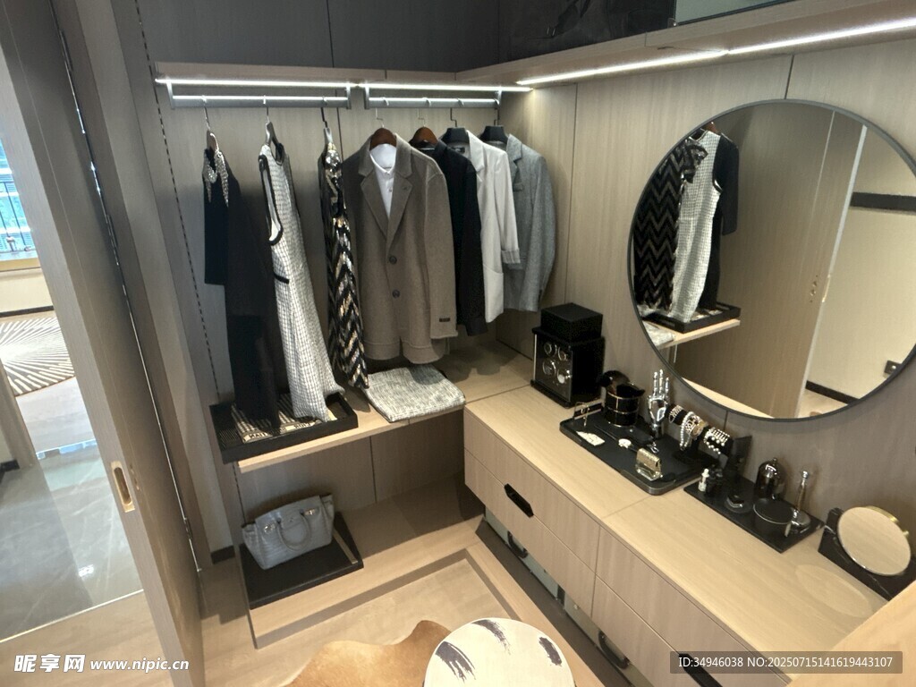 现代简约风步入式衣帽间