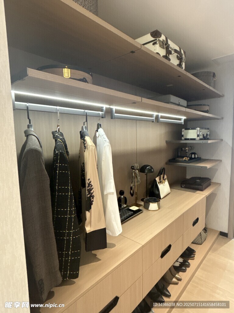 现代简约风格的衣帽间陈列