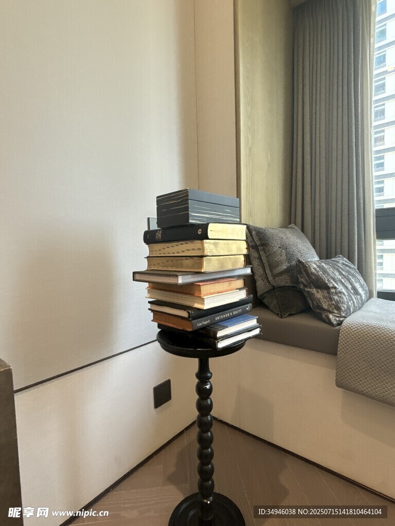 简约角落的书籍堆叠景致