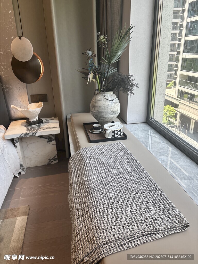 现代简约风卧室窗边一角