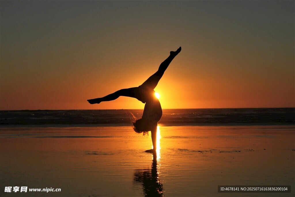 夕阳下的瑜伽舞者