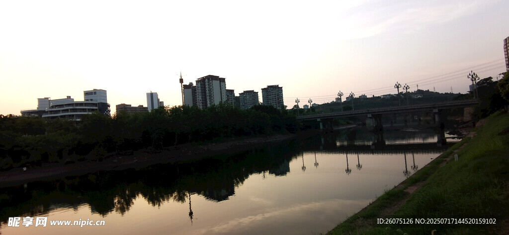 河畔城市黄昏美景