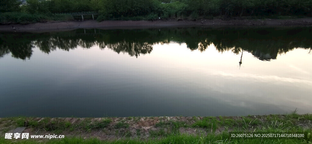 宁静湖畔的自然美景