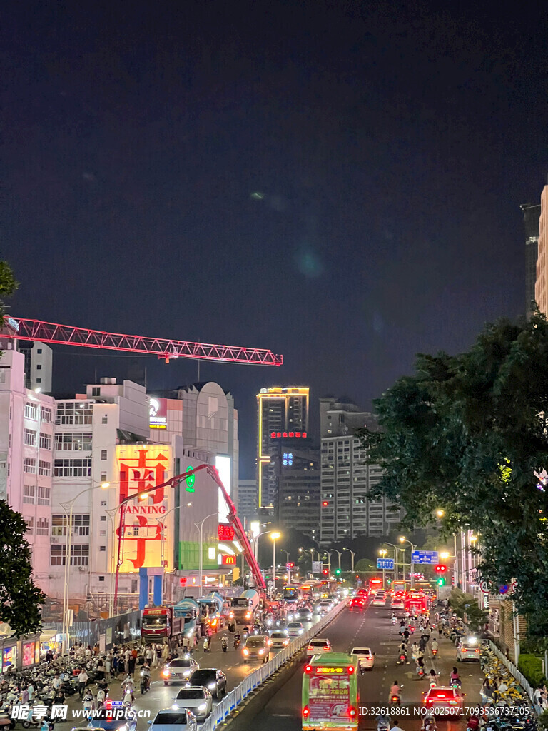 南宁城市夜景中的繁忙交通