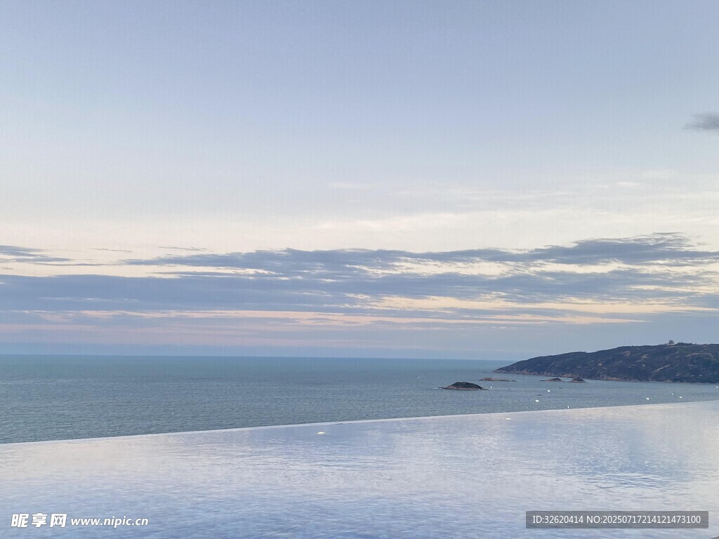 海边无边泳池的美丽景致