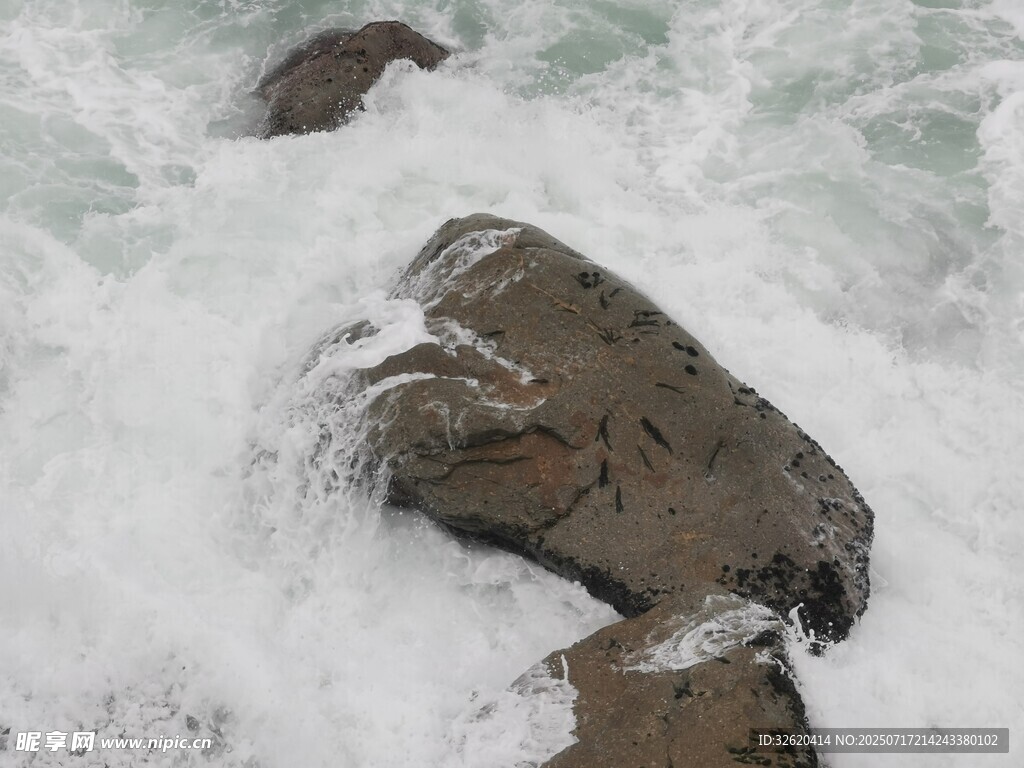 海浪拍击礁石的壮观景象