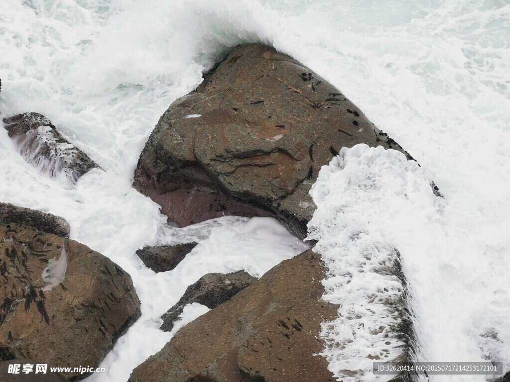 海浪拍击岸边礁石