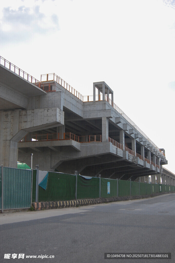在建桥梁工程施工现场