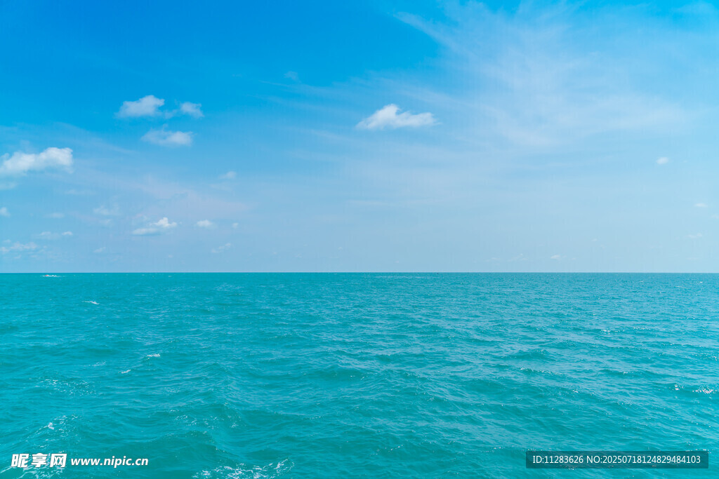广阔蔚蓝大海与晴朗天空