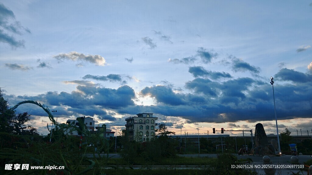 黄昏时分的天空与城市景观