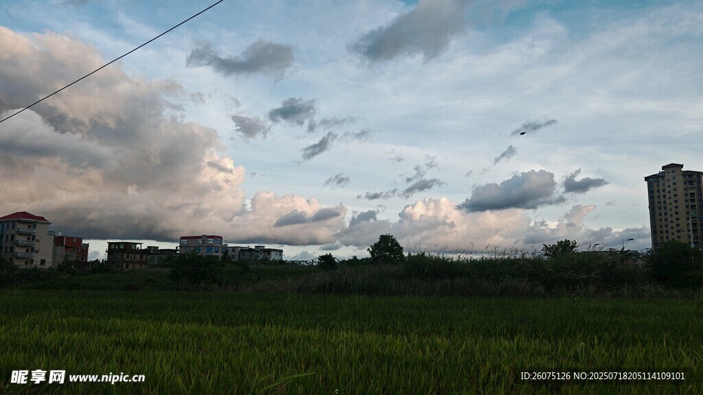 田野上空的多云黄昏景色