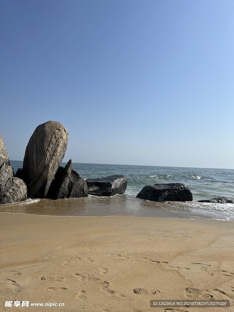 海边沙滩上的巨大岩石