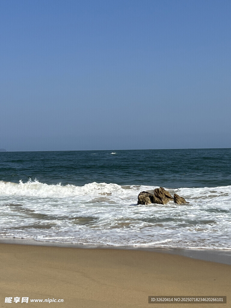 海边沙滩海浪中的礁石