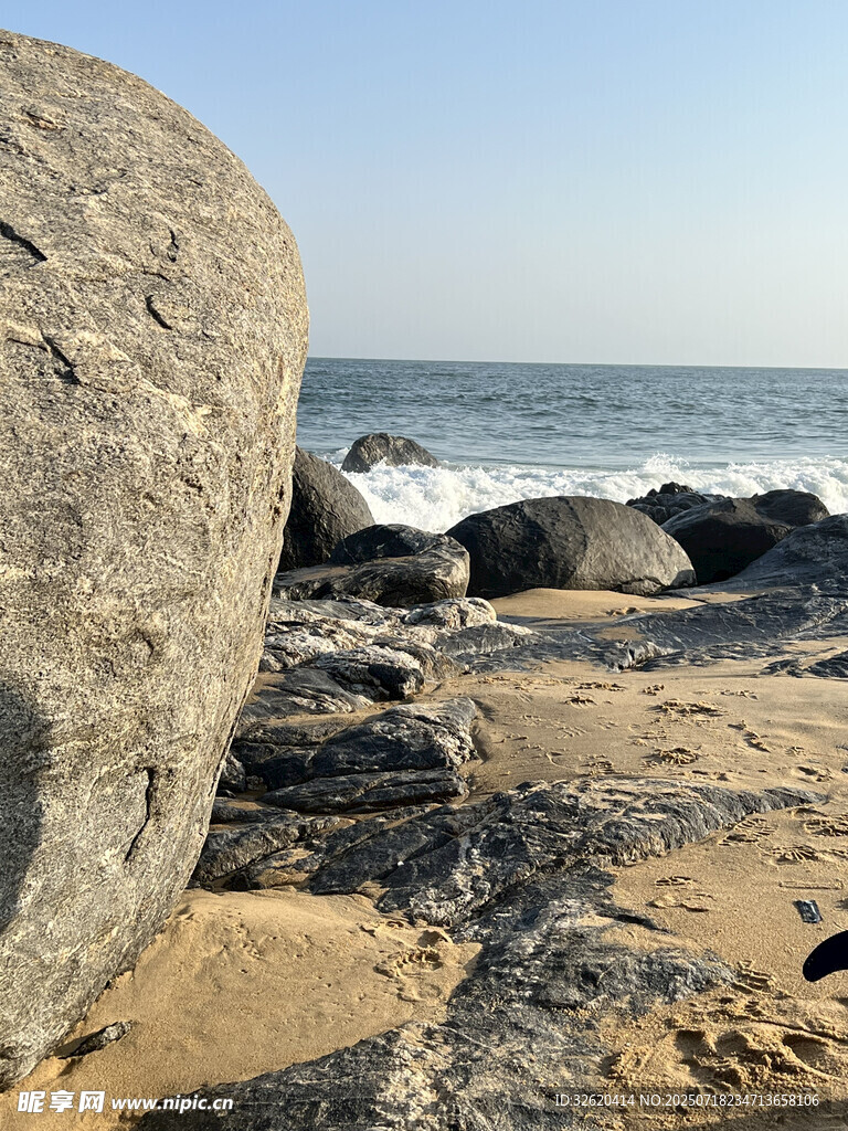 海边沙滩上的巨石景观