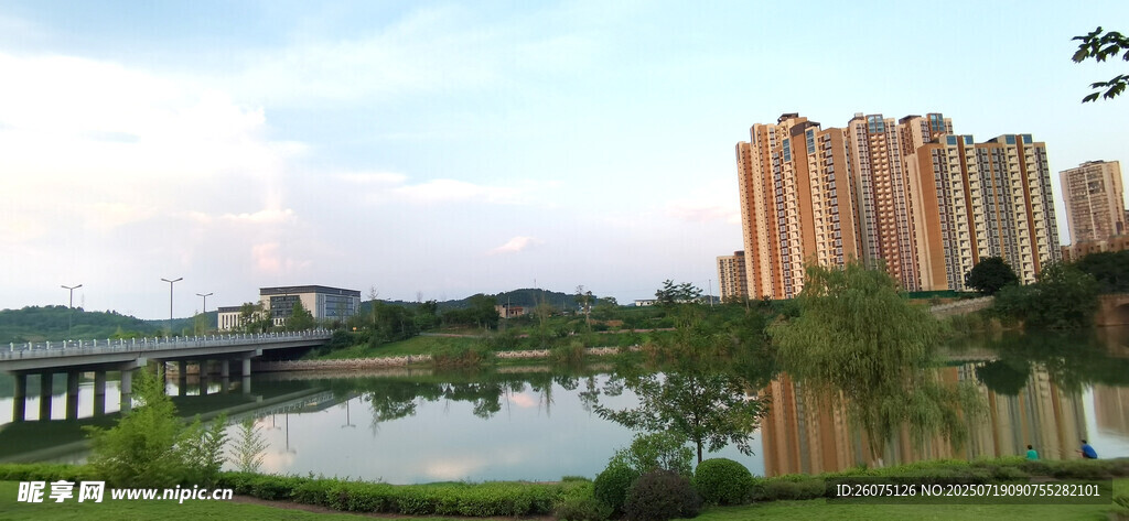 湖畔高楼风景
