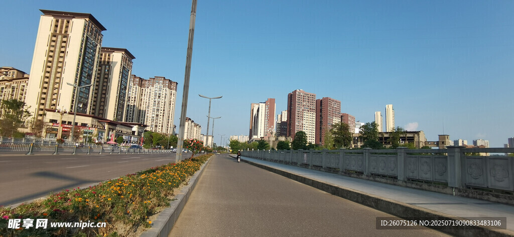 城市道路旁的现代建筑景观