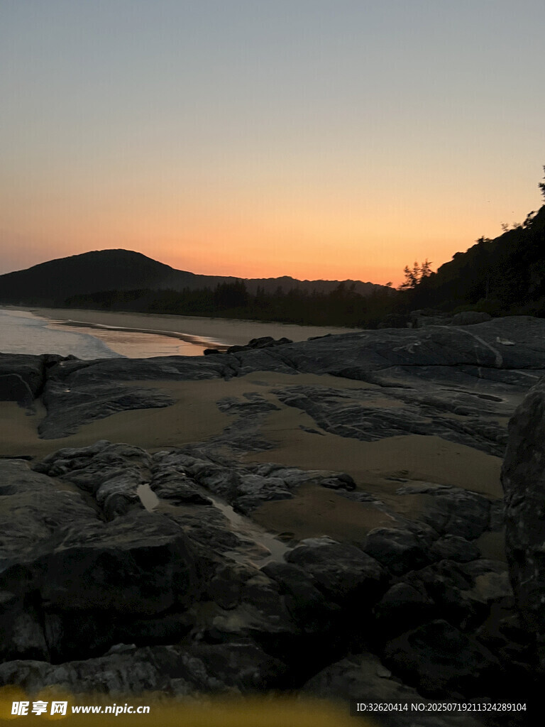 黄昏下的河岸岩石景观