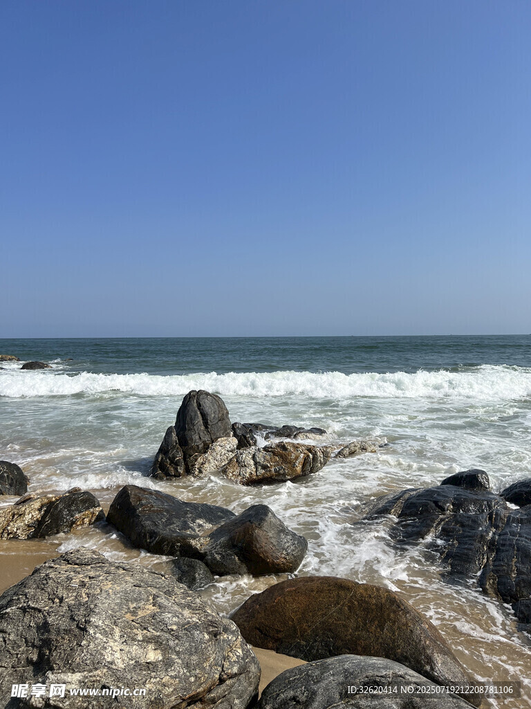 海边礁石与翻涌海浪