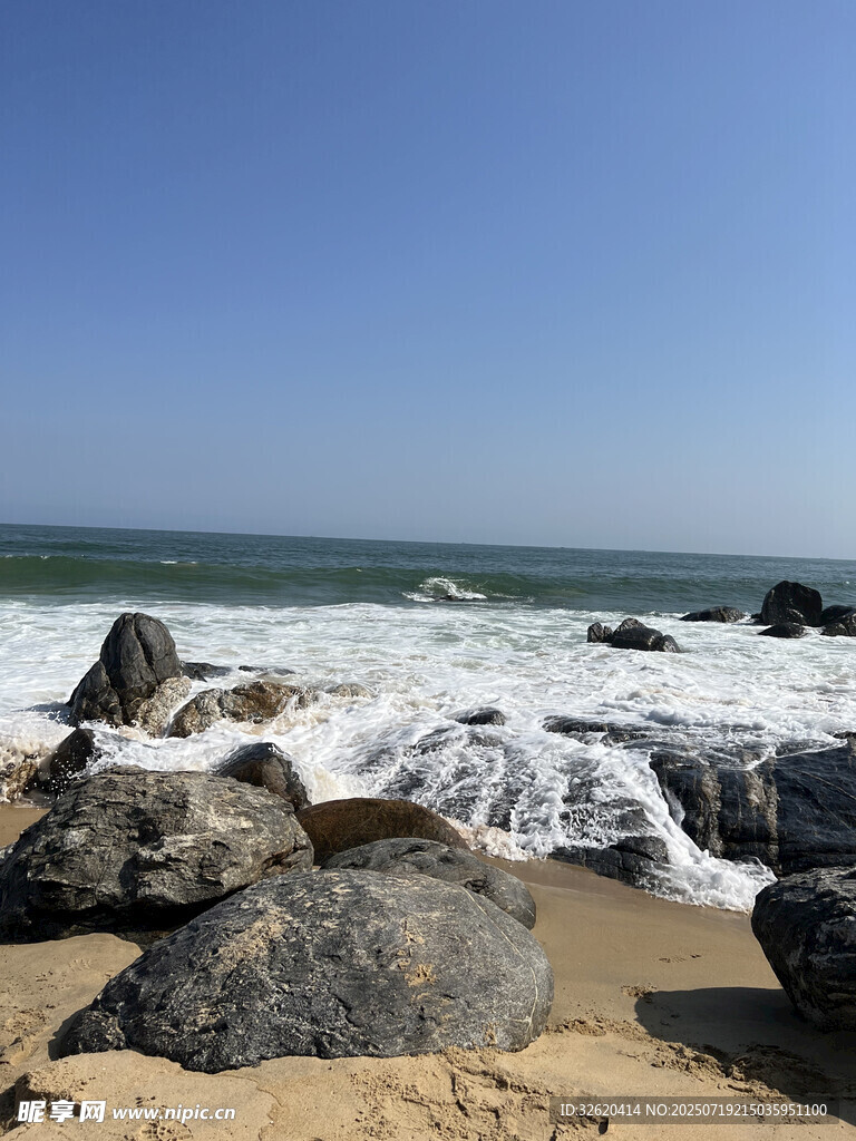 海边礁石与翻涌浪花