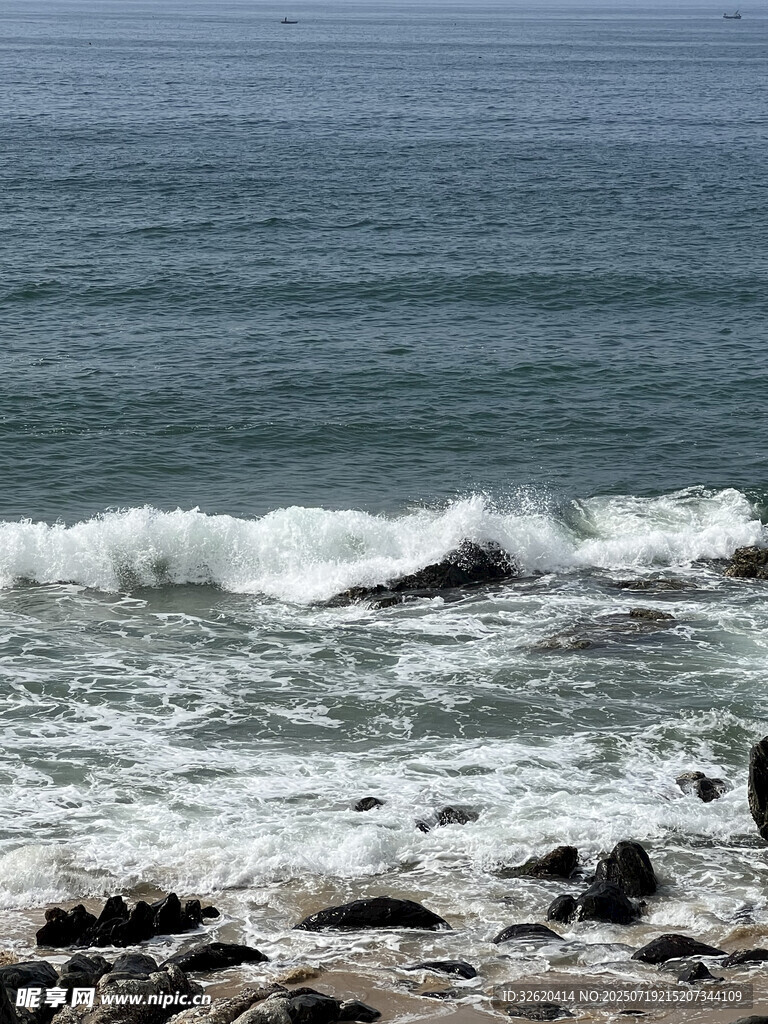 海边浪花拍打礁石景象