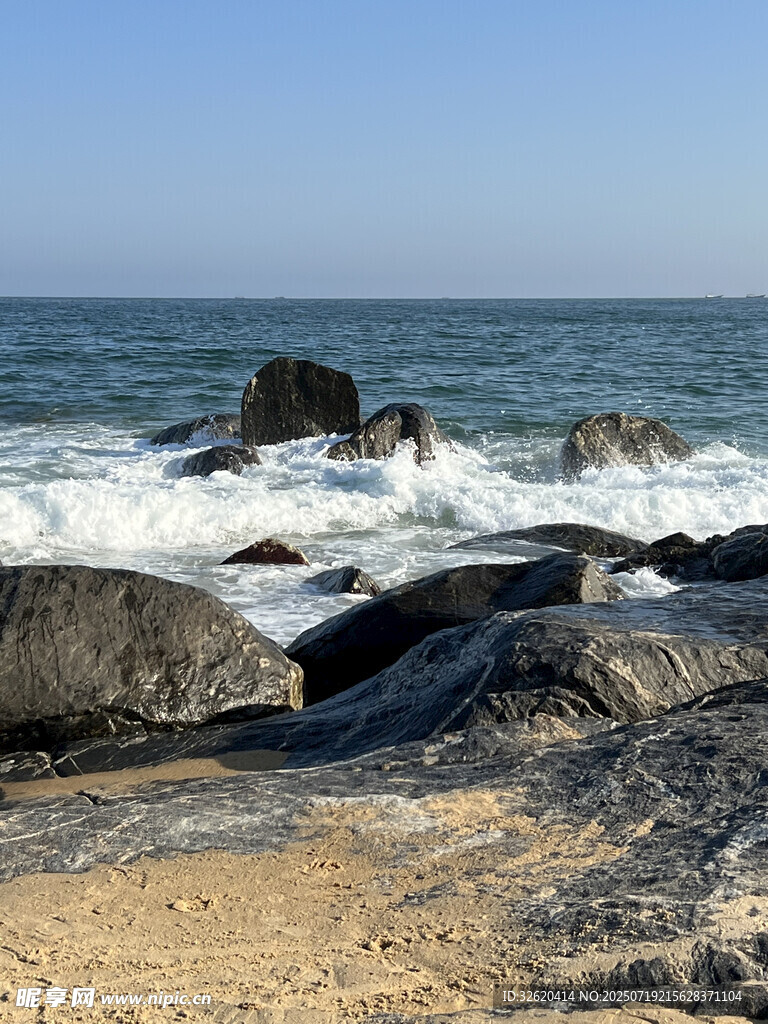 海边沙滩上的礁石景观