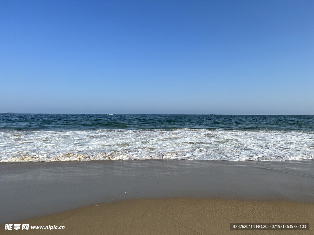 海边沙滩 海浪轻拍海岸