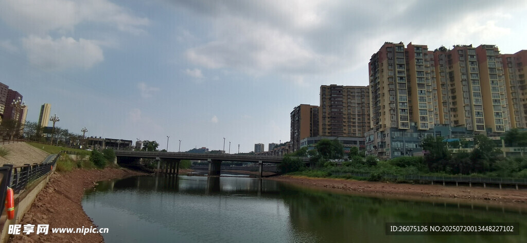 河畔城市风光