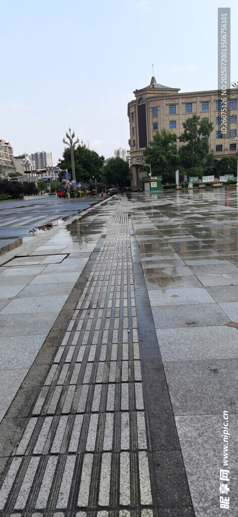 雨后城市广场的盲道