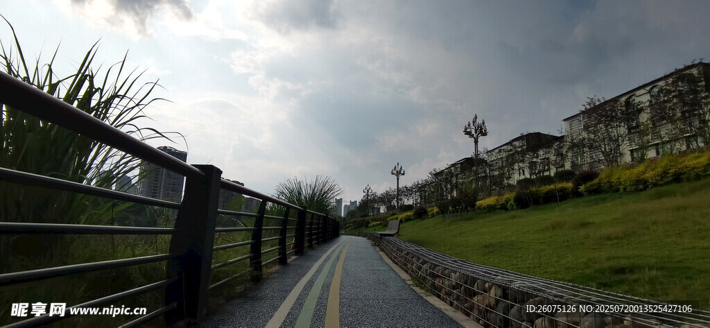 河岸旁的宁静步道景致
