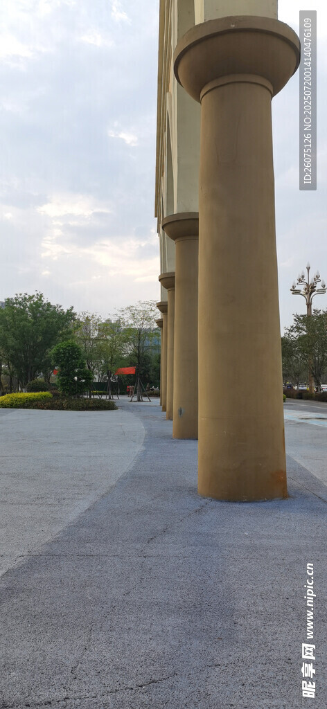 户外黄色圆柱景观