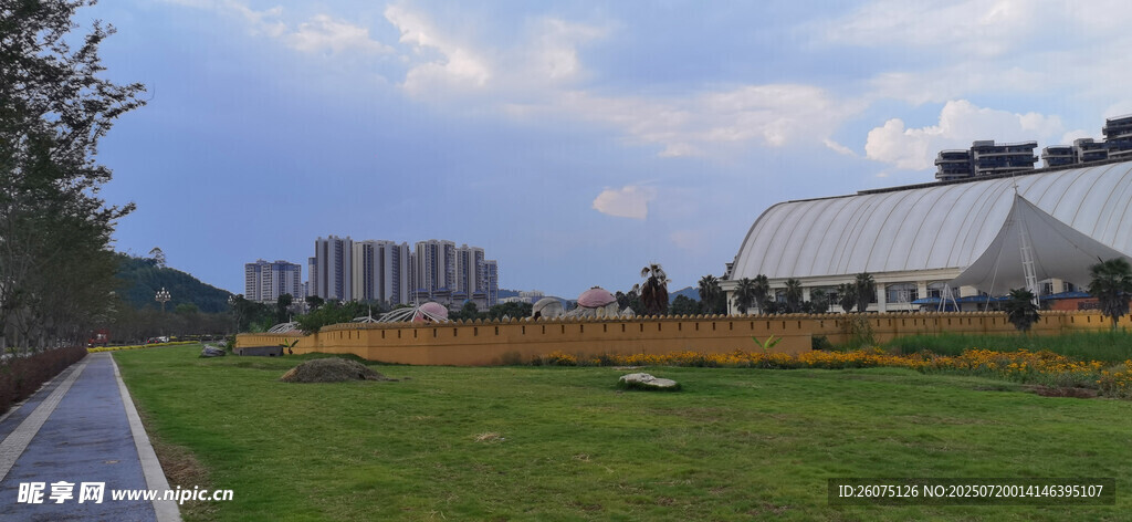 户外开阔绿地与建筑景观