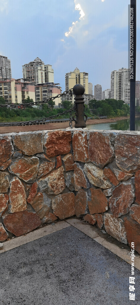 石砌围栏旁的城市景观