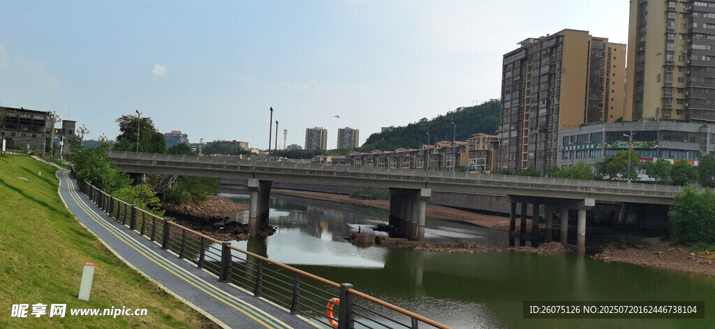 河畔城市风光美景