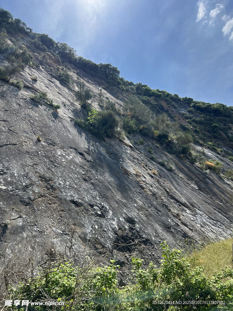 陡峭山坡岩石景观