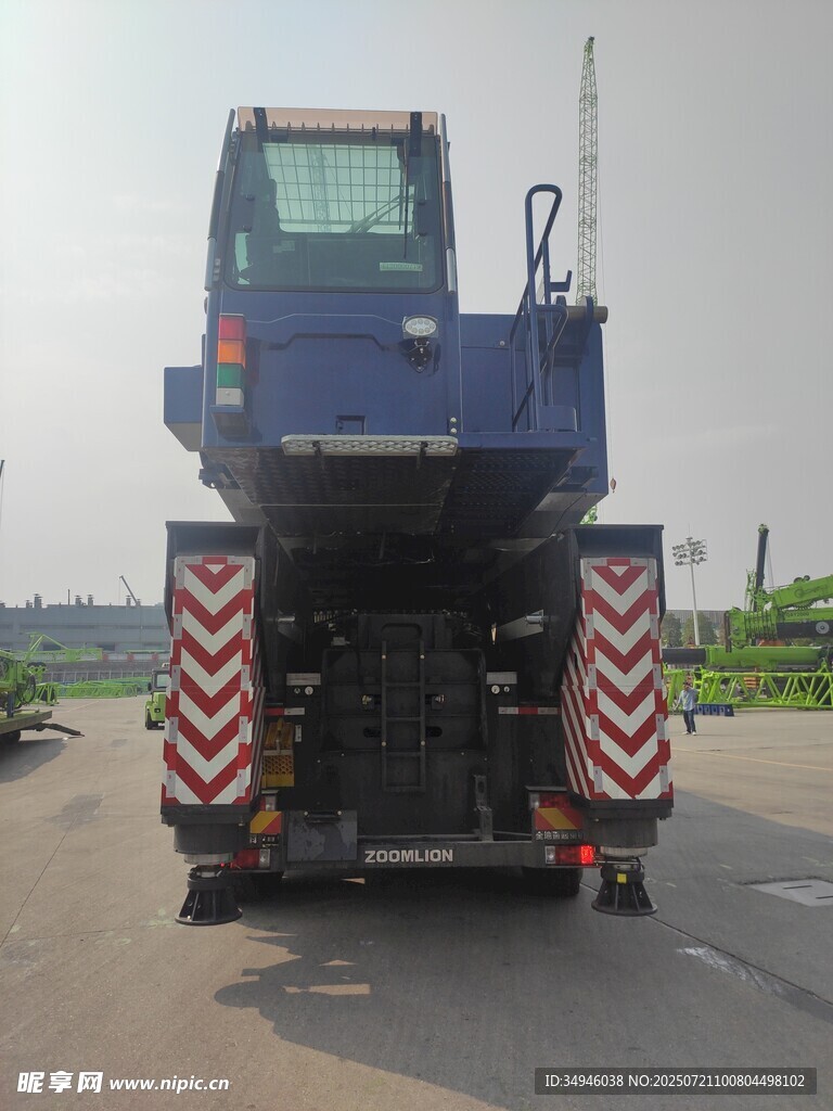 蓝色履带式起重机在路上