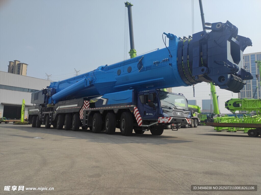 蓝色大型起重机停在场地