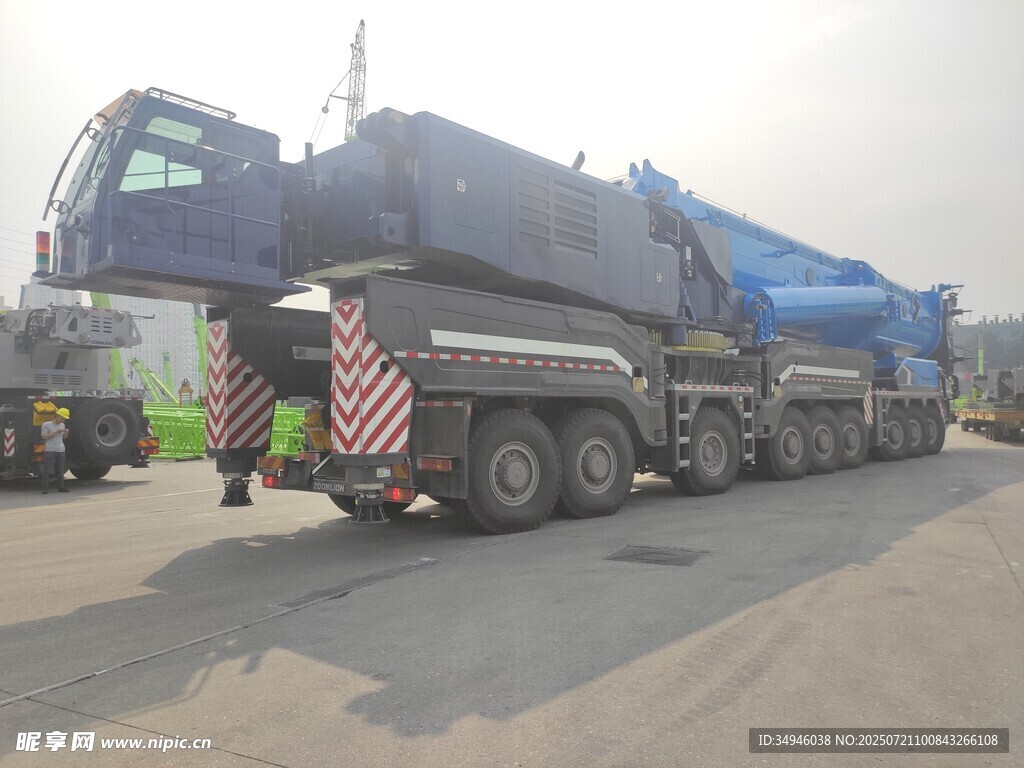 大型起重机停在户外场地