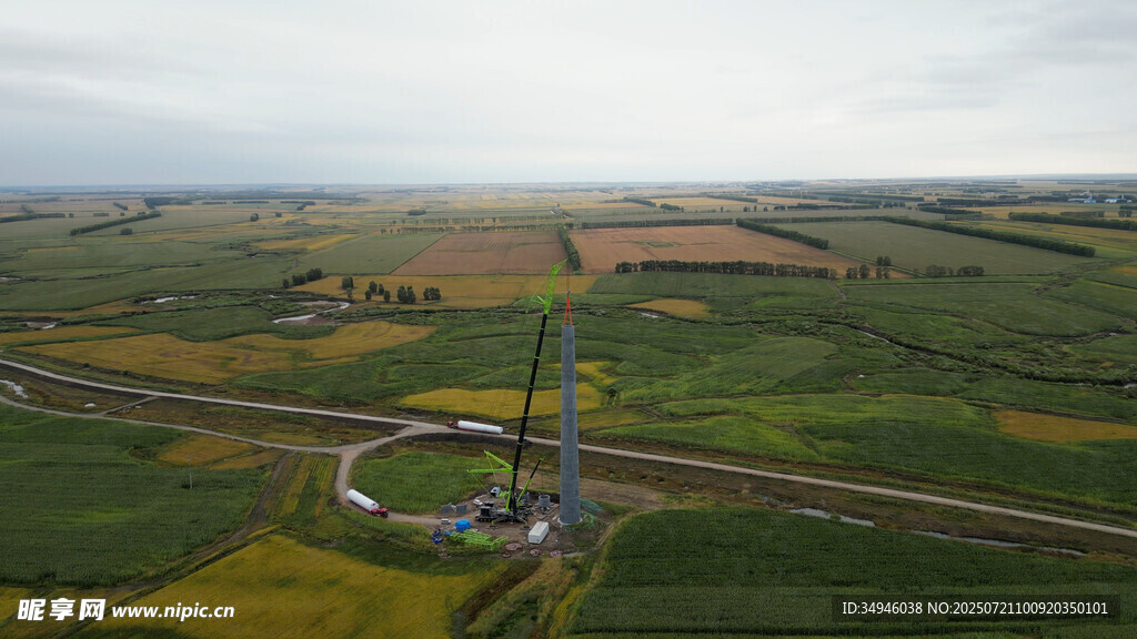 空中俯瞰风力发电场景