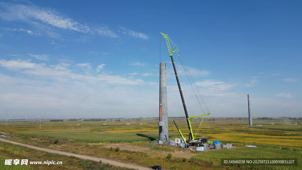 田野上的大型起重机作业