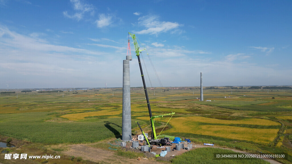 田野上的风力发电建设场景