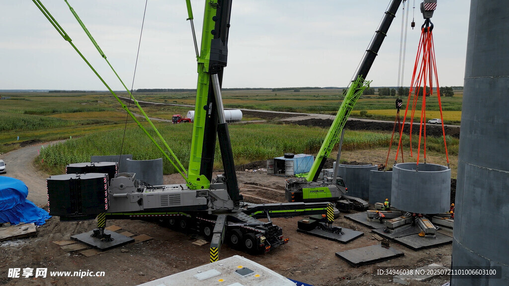 施工现场的起重机作业