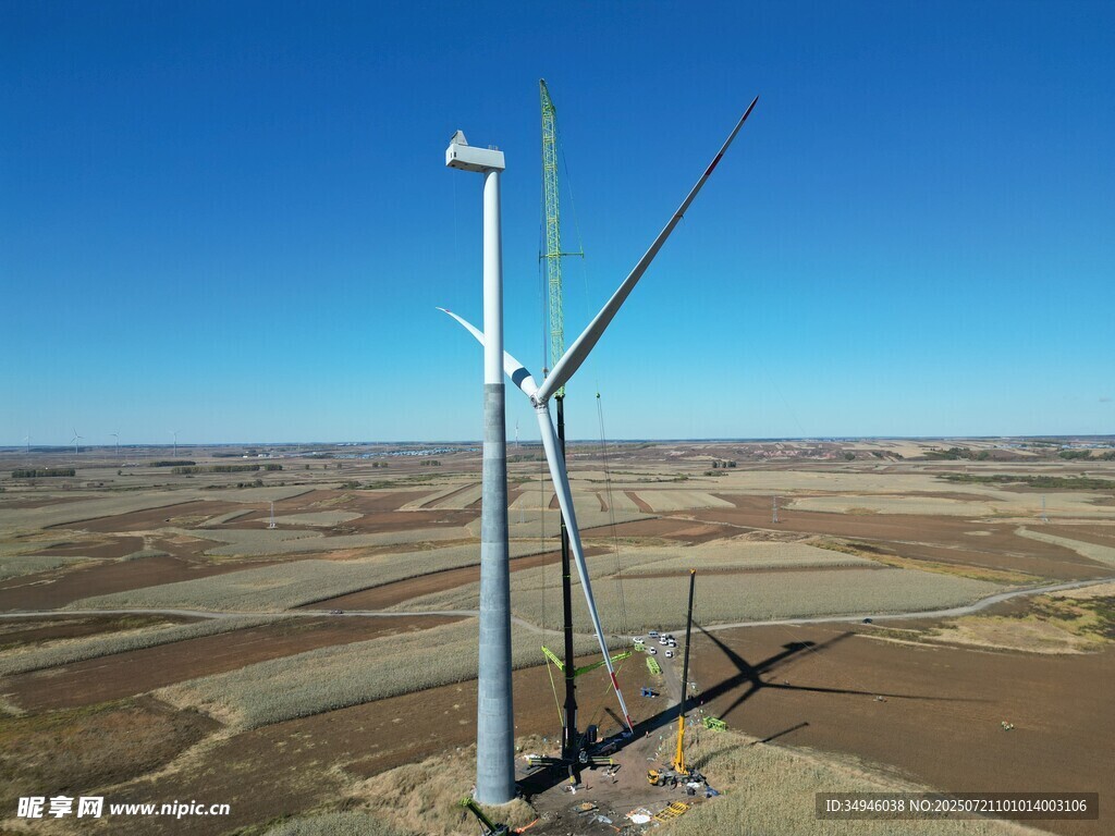 旷野中的大型风力发电机