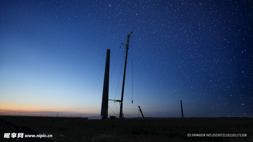 夜幕下的风力发电设施