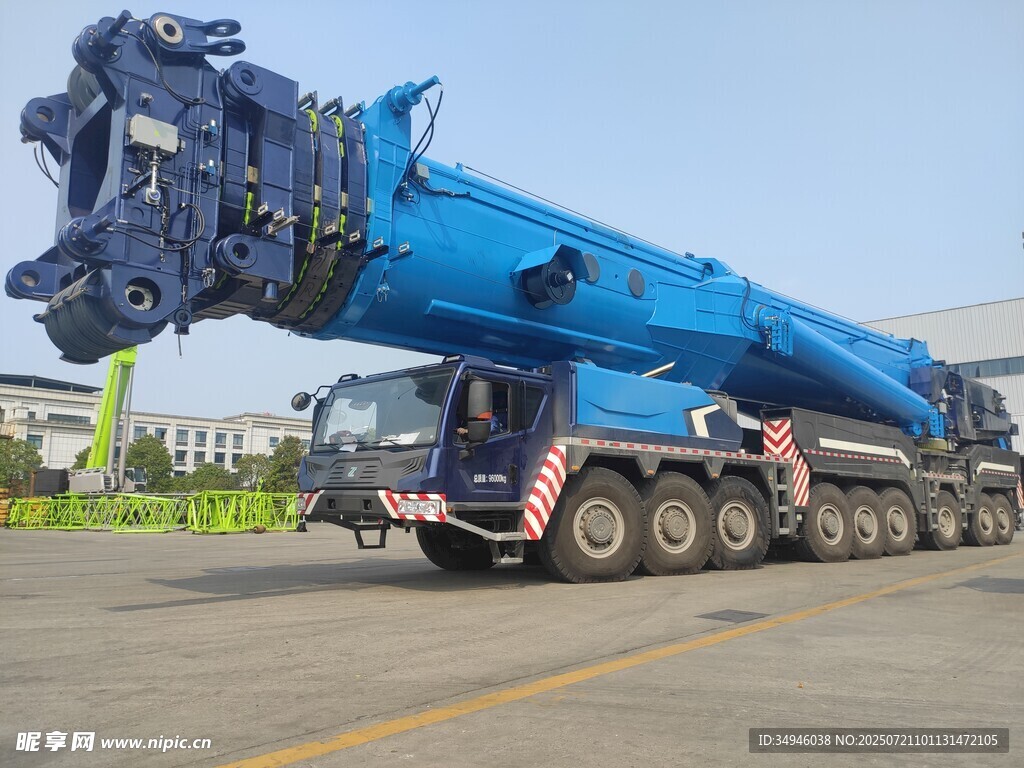 蓝色大型起重机停于路面
