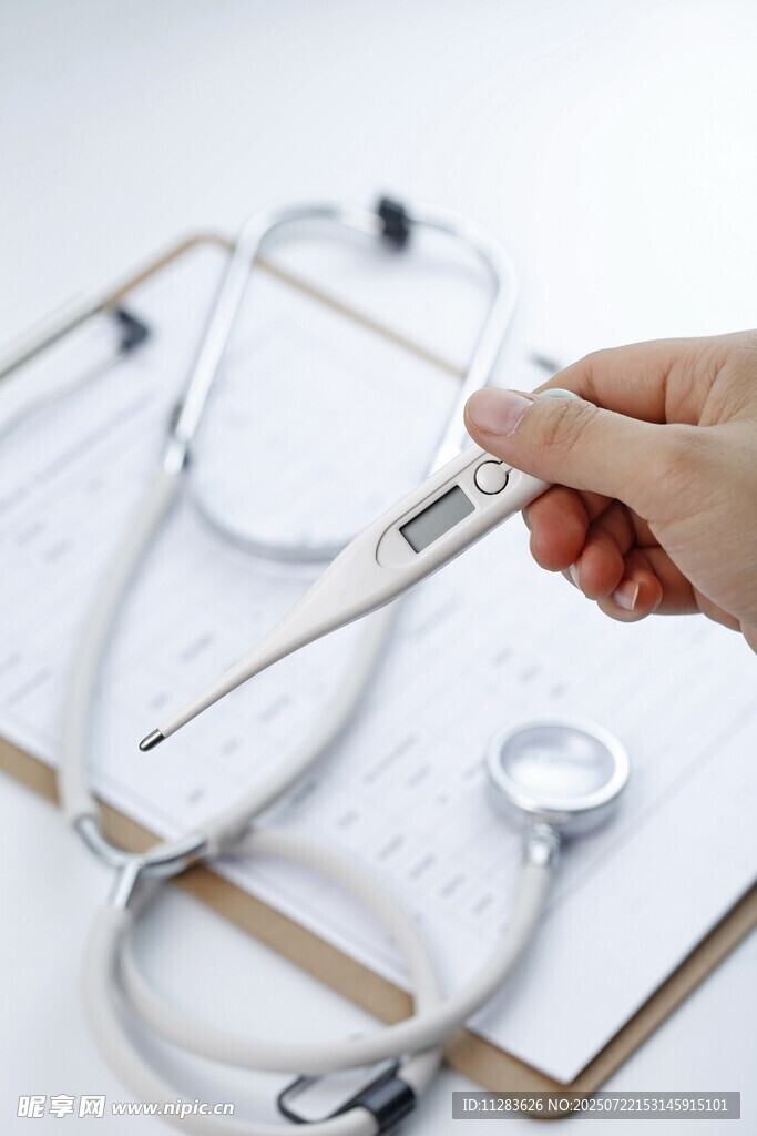 手持体温计与医疗工具