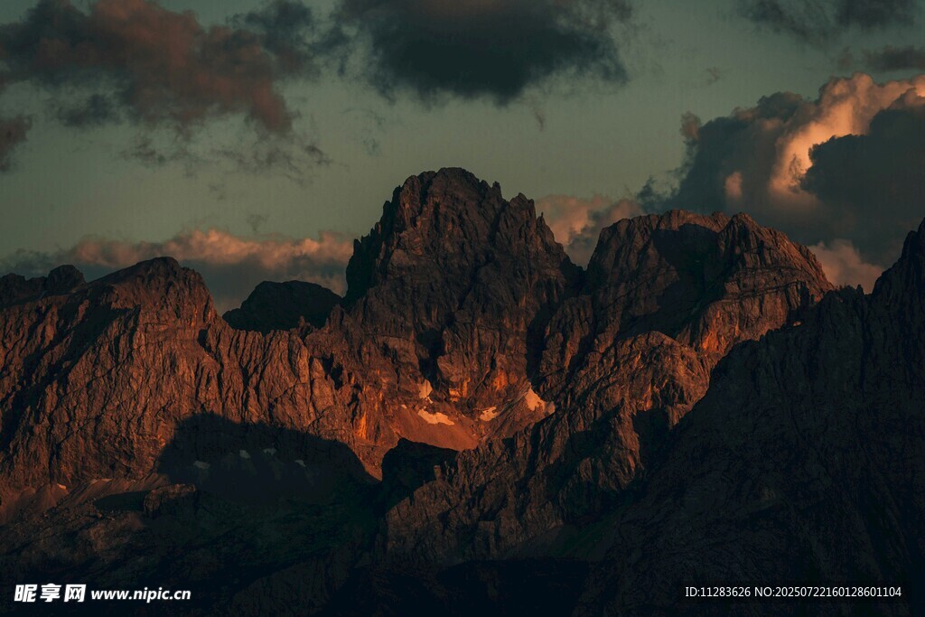 夕阳下的壮丽山峰