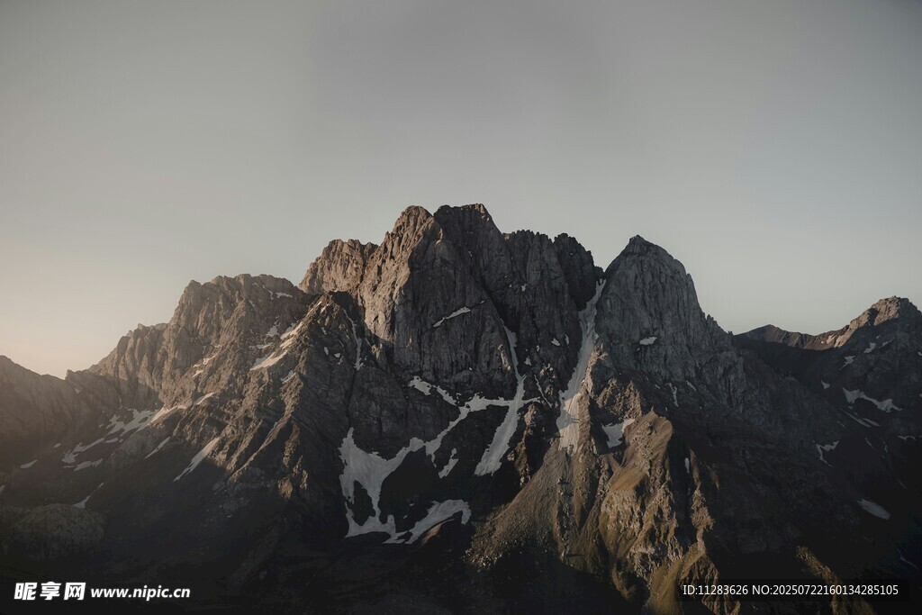 壮丽山峰日出美景