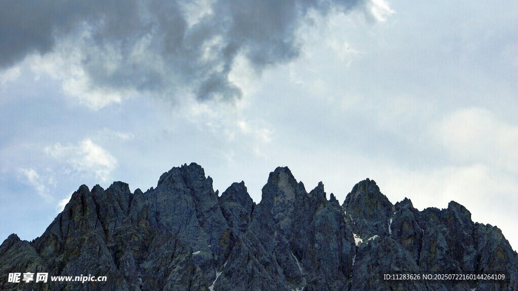 巍峨山峦与天际云层