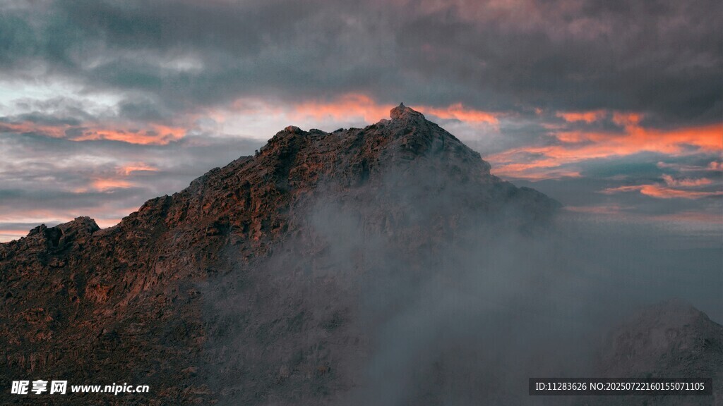 云雾缭绕的壮丽山峰